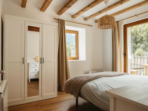 Casa espaiosa amb llar de foc