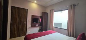 Hotel Golden Pearl Amritsar - Infront of Golden Temple Gate