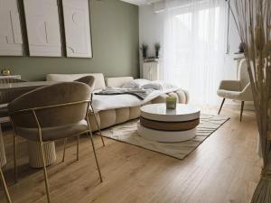 Beautiful Sunny 2BR Apartment