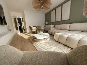 Beautiful Sunny 2BR Apartment