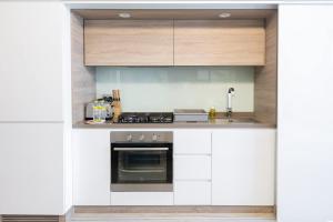 Free housekeeping visits during your stay - StayShort - Stylish Studio in Dubai Marina that Sleeps 2