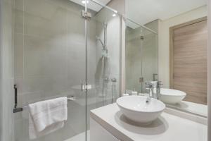 Free housekeeping visits during your stay - StayShort - Stylish Studio in Dubai Marina that Sleeps 2