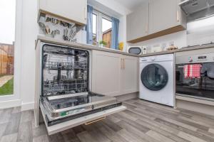 Willow by Alt-Stay - 3 Bed Home - Parking, WiFi & EV Plug - Contractors & Relocations - Weekly & Monthly Rates