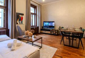 SMICHOV Riverside Apartment near Dancing House