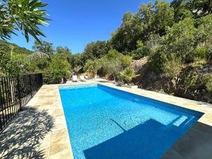 Villa ELODIE climatisée pour 10 personnes avec piscine privée, vue sur les collines et la mer, sur le domaine de Valcros à La L