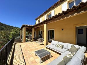 Villa ELODIE climatisée pour 10 personnes avec piscine privée, vue sur les collines et la mer, sur le domaine de Valcros à La L