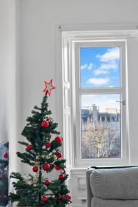 Bright 2 Bedroom Flat on Leith Walk