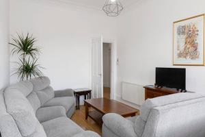 Bright 2 Bedroom Flat on Leith Walk