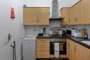 Bright 2 Bedroom Flat on Leith Walk