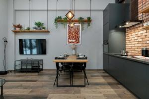 Chmielna Stylish Apartment with Garden and Parking in the center of Gdańsk by Noclegi Renters