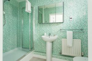 Beach Point - Stunning Harbour Views from Balcony