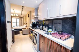 Elite Haven, Elegant Escape in Dubai - Free Pool