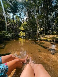 Um chalé e um riacho no meio da natureza