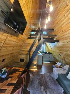 Um chalé e um riacho no meio da natureza