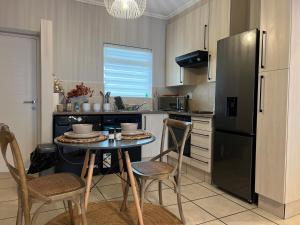 Chique Modern Apartment - WI-FI and Queen Bed