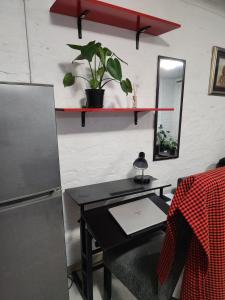 Parkhurst Gem Garden Cottage - Walk to 4th Ave