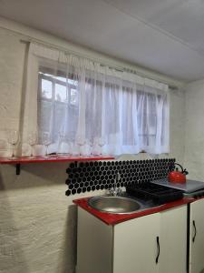 Parkhurst Gem Garden Cottage - Walk to 4th Ave