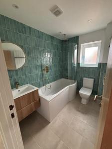 Premium Town Centre Home - Parking - Near Hospital & Uni