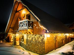 Bieszczadzka Hawira - Domki w Centrum przy Jeziorze z Widokiem dla Rodzin