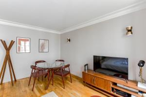 Elegant 1-Bedroom Apartment on Rue Saint-Dominique