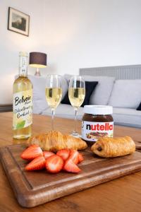 Exclusive Lincoln Getaway Central with Parking Great for Large Groups City Views