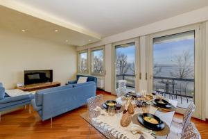 Charming on the Lake Apartment DesenzanoLoft Official Partner Homes & Villas by Marriott Bonvoy