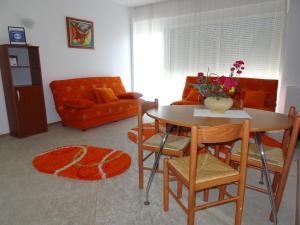 Club Topaz Apartments