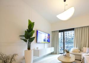 Modern 1BR in Downtown Near Burj Khalifa & Metro