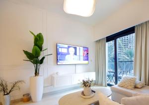 Modern 1BR in Downtown Near Burj Khalifa & Metro