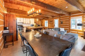 St-Côme Waterfront, Hot Tub, Sauna & Ski Chalet