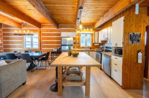 St-Côme Waterfront, Hot Tub, Sauna & Ski Chalet