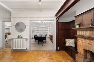 5 Bedroom House 13 Beds Across From Tube Station