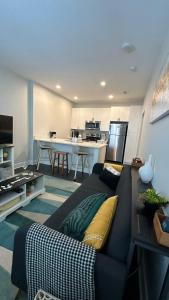 Modern apt in Cincy stadiums and with river views