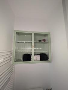 Refuge lumineux au pied de la cathédrale