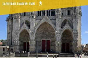 Refuge lumineux au pied de la cathédrale