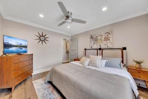 Cozy condo w screened balcony