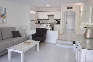 Your Cozy Oasis Terrace, Pool & Sea Views