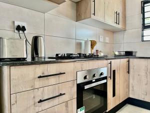 Modern 2 Bedroom Apartment near Carstenhof Hospital, Glen Austin