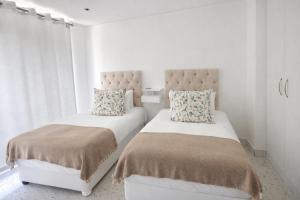 Upmarket City Apartment Mountain Views