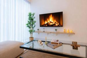 Luxury City Center Condo, Roof Top Jacuzzi