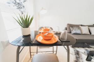 Top Floor 1BR Wishaw Flat with Parking