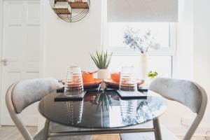 Top Floor 1BR Wishaw Flat with Parking