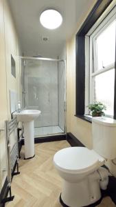 Newcastle CITY APT35,FREE STREET PARKING,4 BEDROOM HOUSE,8 SINGLE BEDS,FULL KITCHEN,ALL ROOMS WITH TVs,NETFLIX