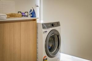 Waterville Retreat Walk to Town with Full AC