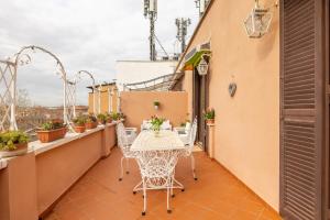 Delightful attic with terrace-Caffarella