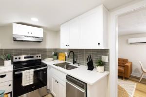 2 Cozy modern Retreat Walk to the beach