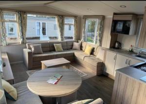 Beverley bay 2-Bed Caravan Sleeps 6 Pet Friendly