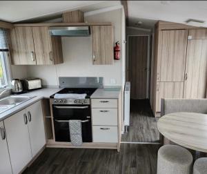 Beverley bay 2-Bed Caravan Sleeps 6 Pet Friendly