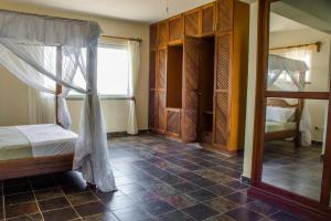 4 Bed Flat - Sleeps 8 - Pets - Pool - Parking