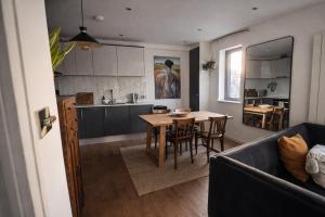 2 Bed Apartment with Large Private Roof Terrace